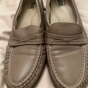 SAS ladies flats size 8 1/2 W